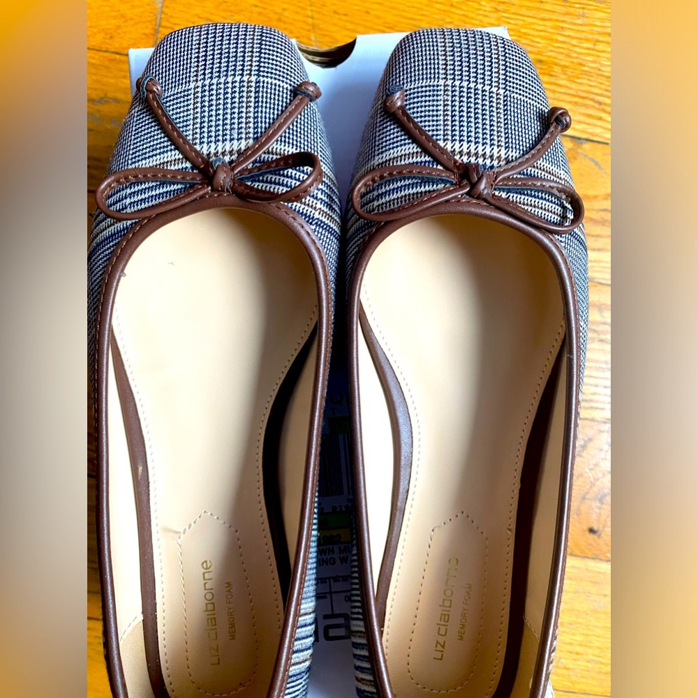 Beautiful Memory Foam flat shoes. Brand: Liz Claiborne. Size: 8 Wide - Picture 4 of 7